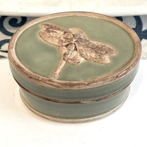 Gorgeous Dragonfly Glazed Art Pottery Green Brown Tan Jewelry Trinket Box